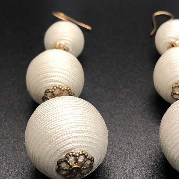 Vintage white thread and gold ball drop earrings - Picture 3 of 5